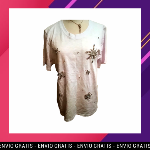 Polo con bordados de piedras